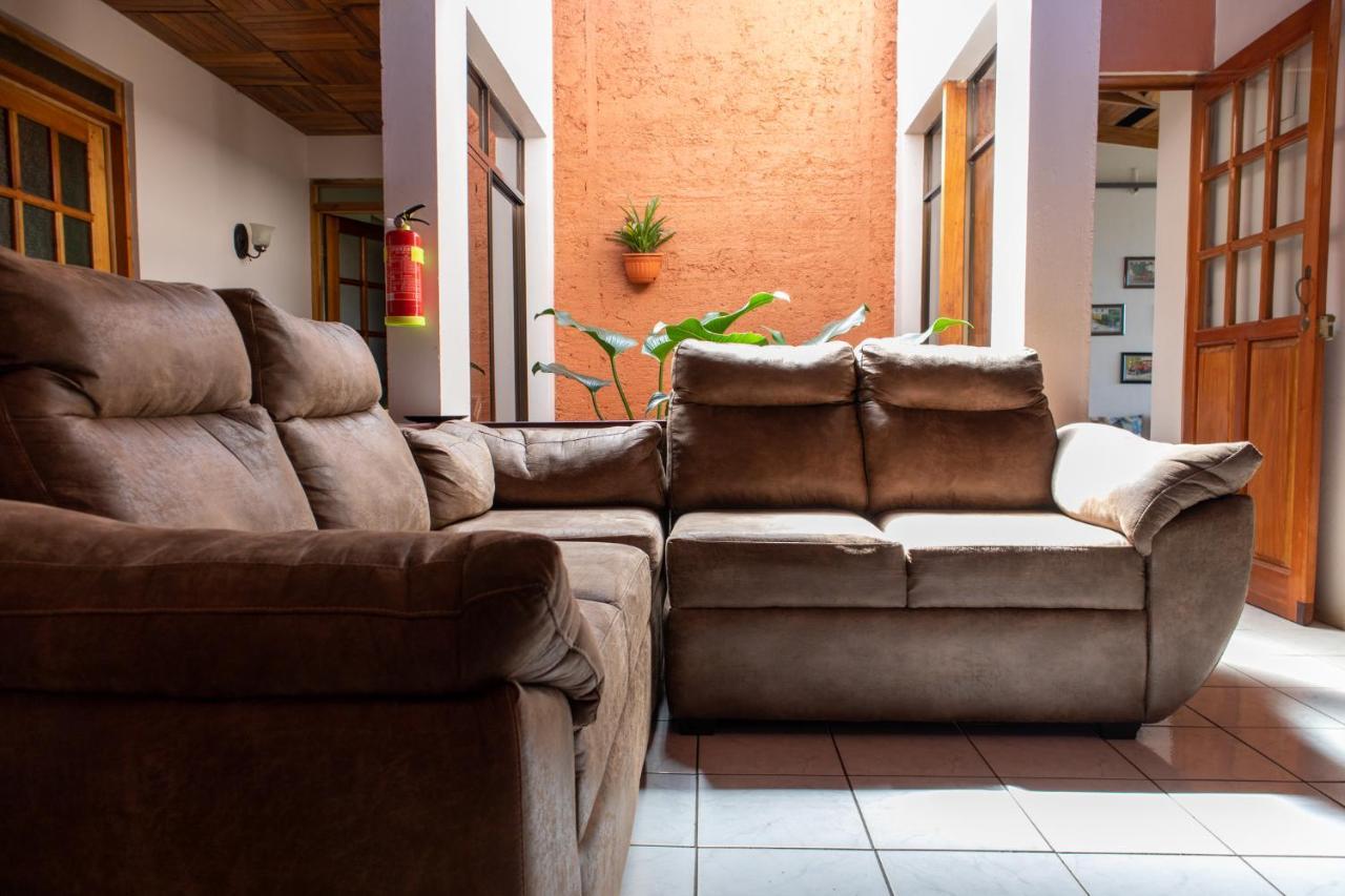 Hostel Bouganvilia Bed And Breakfast San Ramón 外观 照片