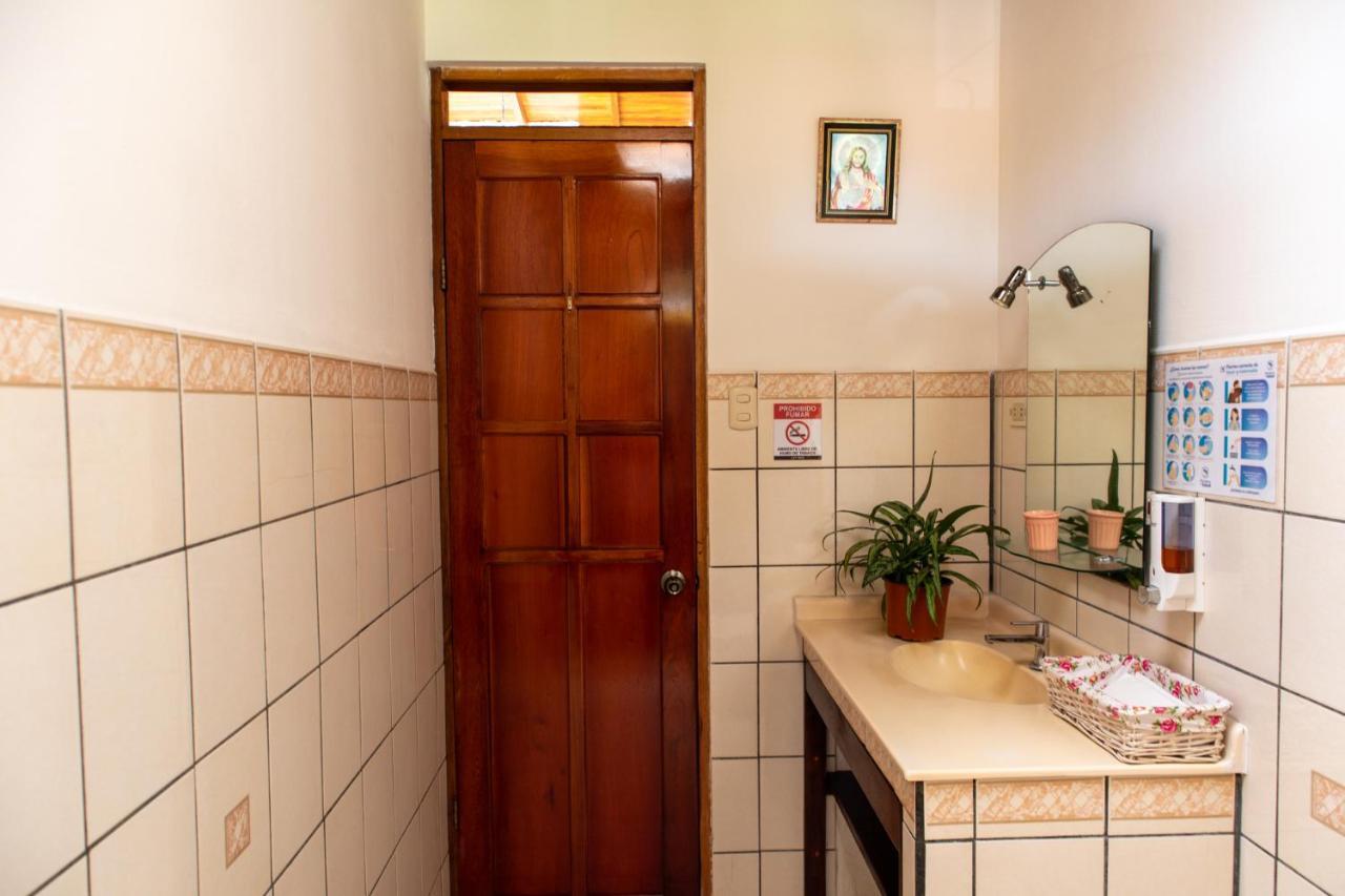 Hostel Bouganvilia Bed And Breakfast San Ramón 外观 照片